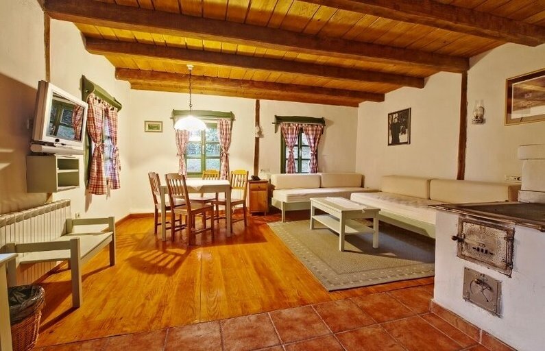 Vuglec Breg accommodation, cottage Lac interior 
